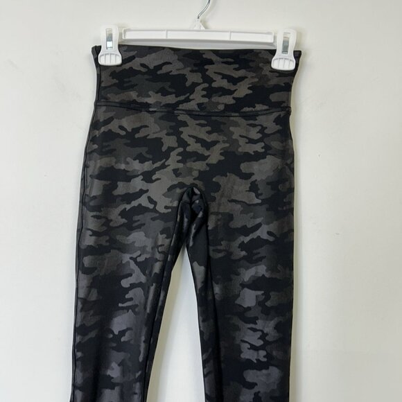 Spanx Faux Leather Camo Leggings Women’s Size Small - Picture 6 of 10